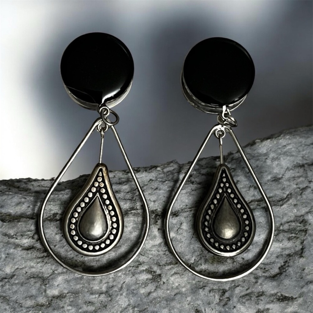 Elegant Black and Silver Teardrop Plugs